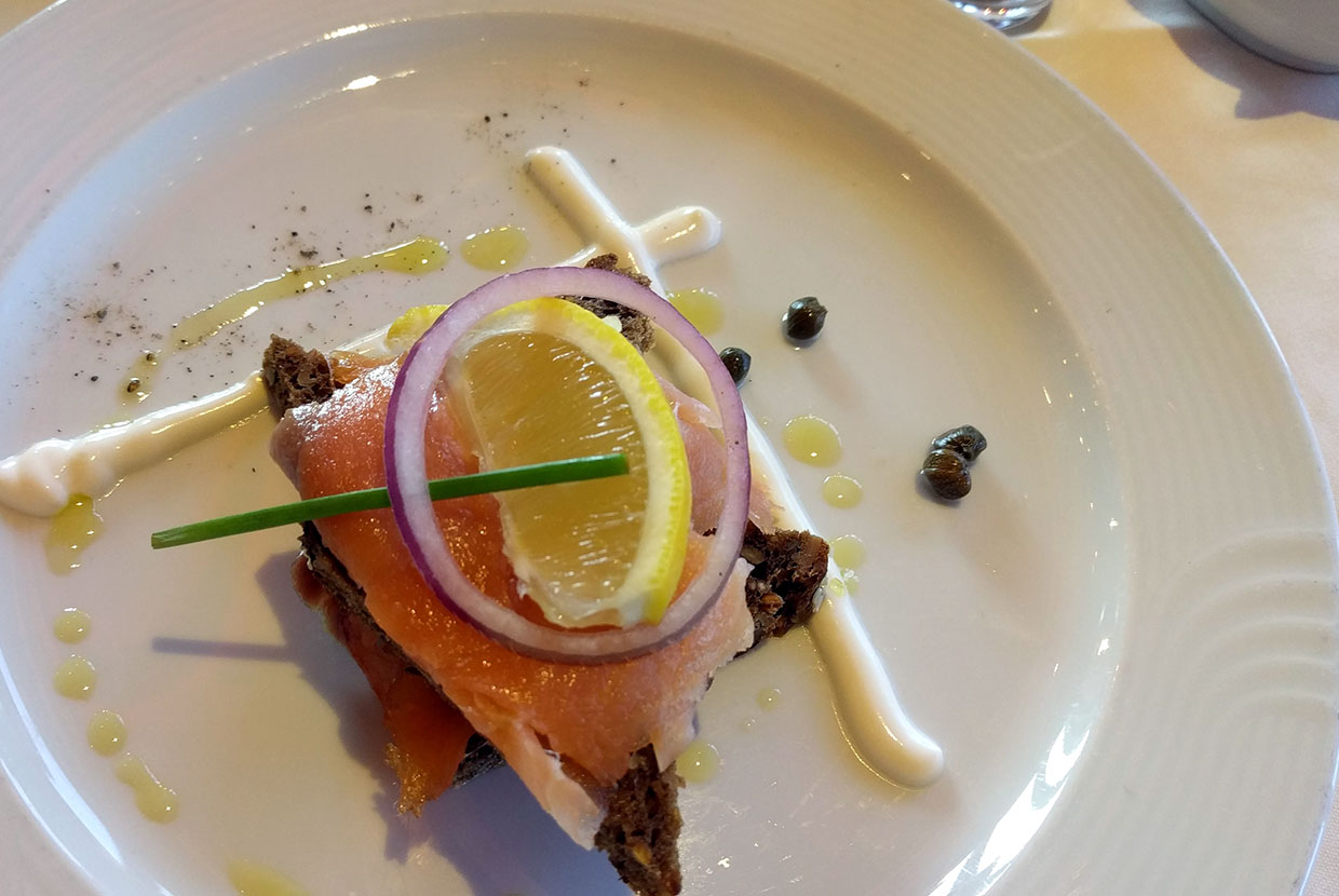 petit-dejeuner-saumon-bateau-croisiere