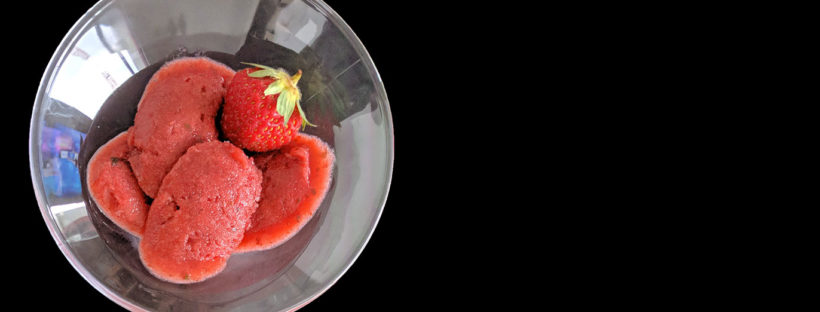 Coupe de glace sorbet fraise basilic